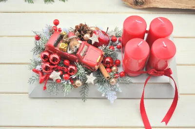 Drevený adventný podnos so 4 sviečkami, s autíčkom, červený – foto 2