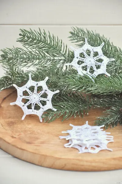 Biela háčkovaná vločka, priemer cca 7,5cm – foto 3